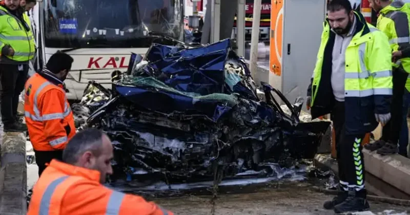 Gişelerde korkunç ölüm! Yolcu otobüsünün ezdiği otomobilde 2 ölü