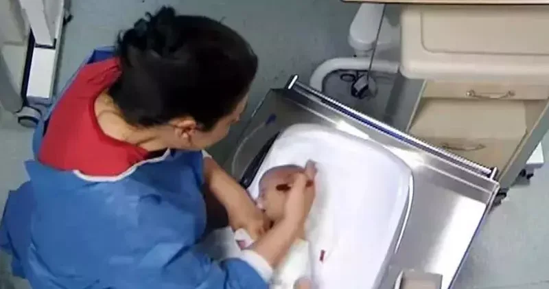 Bebeği darp eden hemşire hakkında tutuklamaya yönelik yakalama kararı çıkarıldı