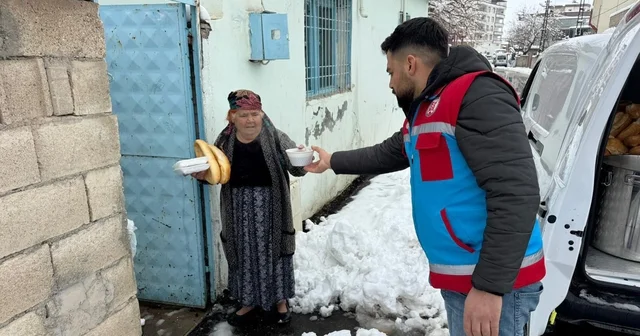 Araban da yoğun kar yağışına rağmen 500 aileye sıcak yemek ulaştırıldı Gaziantep Haberleri
