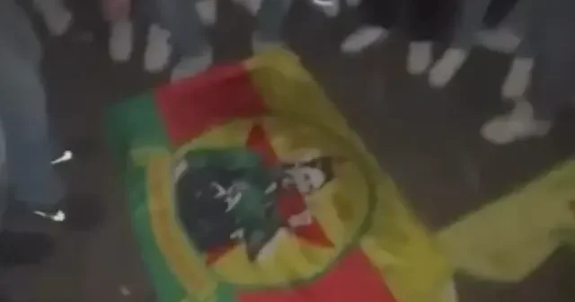 Sahada kaybeden örgüt Avrupa da provokasyona sarıldı: Bayrak üzerinde secde edip namazla dalga geçtiler VİDEO İZLE