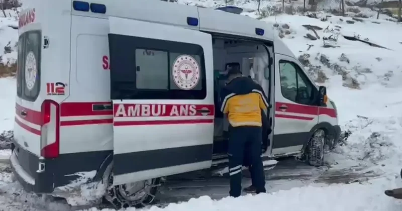 Gercüş te kar nedeniyle kapanan yolda mahsur kalan ambulans kurtarıldı