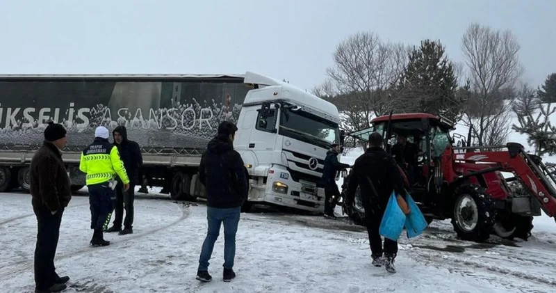 Son dakika: Ardahan da TIR kaydı, uluslararası kara yolu ulaşıma kapandı Son dakika haberleri