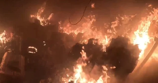 İş yerindeki yangın itfaiye erinin kask kamerasına yansıdı Diyarbakır Haberleri