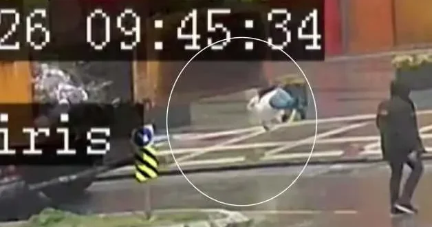 Üsküdar da Belediyesi ne ait hafriyat kamyonunun açılan damperi yayaya çarptı