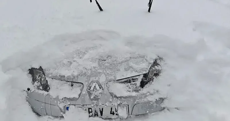 Çambaşı Yaylası’nda kar kalınlığı 2 metreye ulaştı, araçlar kar altında kaldı