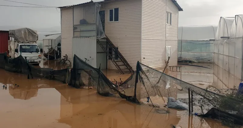 Antalya da sel felaketi: Ev ve seraları su bastı!
