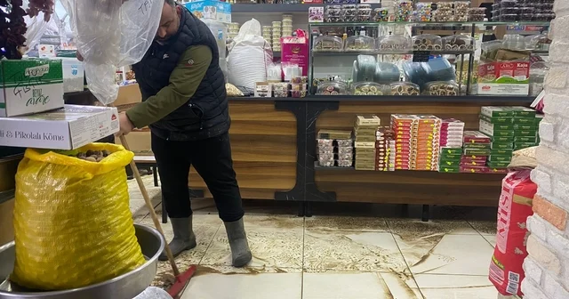 Antalya da sağanak hayatı felç etti: İş yerleri su basan esnaf sabahın ilk ışığıyla temizliğe başladı Rögarların taşması sonucu su basan iş yerlerinde maddi hasar meydana geldi Antalya Haberleri