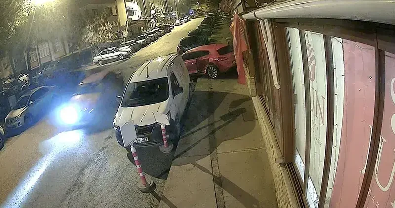Alkollü sürücünün kullandığı otomobil park halindeki araçlara çarptı; o anlar kamerada