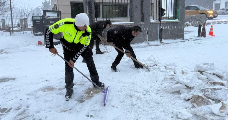Buz gibi hava da yürekleri ısıttılar! Polisler kar küredi, vatandaşların yolunu açtı Son dakika haberleri