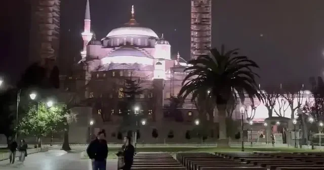 İstanbul da makam ziyafeti: Ayasofya ve Sultanahmet ten yükselen münavebeli sela sesleri mest etti VİDEO İZLE