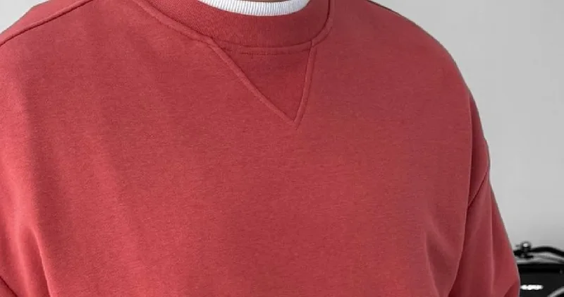 Tişörtlerin yakasındaki üçgenin ne işe yaradığını biliyor musunuz? Sadece moda detayı sanıyorsanız yanılıyorsunuz!