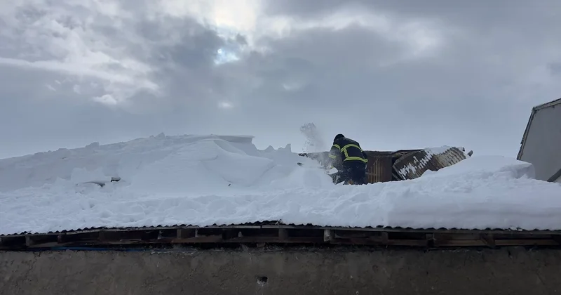 Yoğun kar yağışı etkili oluyor! Faciadan dönüldü: Kerpiç evin çatısı çöktü, duvarları çatladı