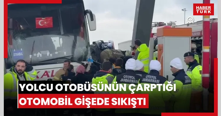 Yolcu otobüsünün çarptığı otomobil gişede sıkıştı