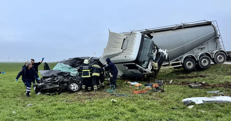 Son dakika: TIR ın hurdaya çevirdiği otomobilin sürücüsü öldü Son dakika haberleri