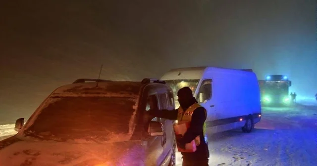 Kahramanmaraş ta yolda mahsur kalan vatandaşlara jandarmadan yardım Kahramanmaraş Haberleri