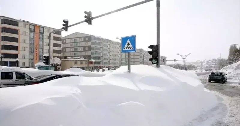 Kentte kar kalınlığı 4 metreyi aştı! Araçlar, trafik ışık ve levhaları yok oldu...