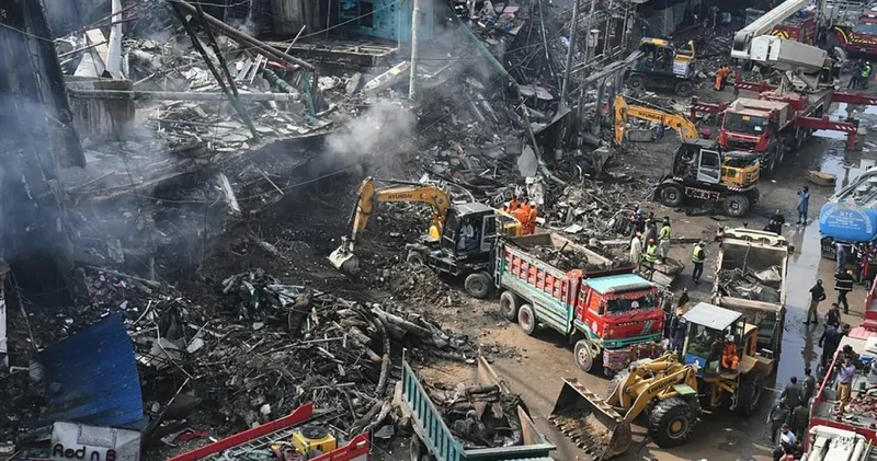 Pakistan da AVM yangınında bilanço ağırlaşıyor: Ölü kaybı 71 e yükseldi