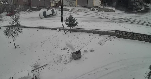 Gaziantep te karlı yolda feci kaza: Kayan araç kaldırıma çarparak devrildi O anlar saniye saniye kamerada Gaziantep Haberleri