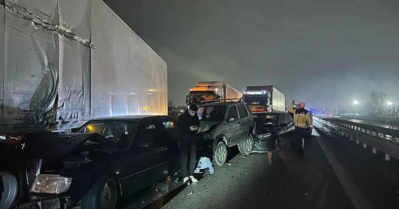 Sakarya da Anadolu Otoyolu nda 17 araçlık zincirleme kaza: 14 yaralı