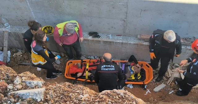 Toprak zemin kaydı, 3 metreden düşüp yaralanan inşaat işçisini ekipler kurtardı Bacağında kırık oluşan işçi, tedavi için hastaneye götürüldü Antalya Haberleri