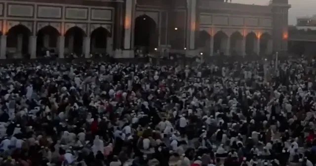 Hindistanlı Müslümanlar Delhi Cuma Cami nde iftarda buluştu VİDEO İZLE