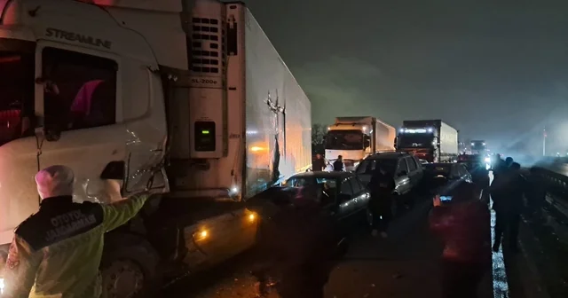 Sakarya da Anadolu Otoyolunda 17 aracın karıştığı kazada 7 yaralı; Ankara yönü ulaşıma kapandı Sakarya Haberleri