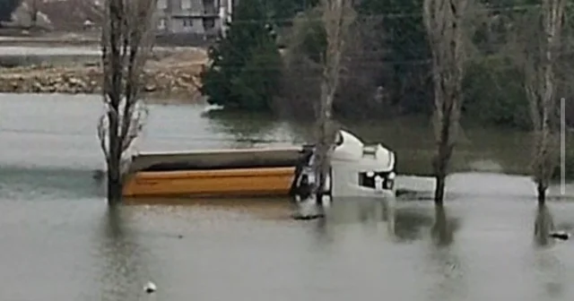 Adana da köyü su bastı: Yollar kapandı, bir kamyon suya gömüldü Çatalan Barajı Gölü nün kapaklarının açılması sonucu Etekli köyü göle döndü Adana Haberleri