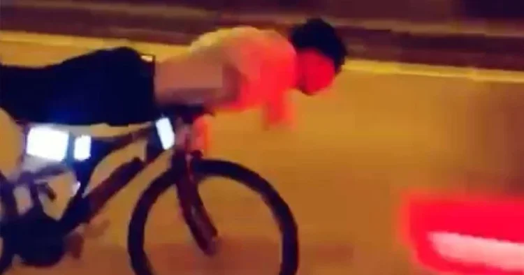 Bisikletli çocuğun feci ölümü! Uzanarak kullanırken otomobille kafa kafaya çarpıştı