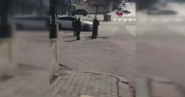 Başkentte belediyeden umudu kesen vatandaşlar köstebek yuvasına dönen yolları kendileri onardı