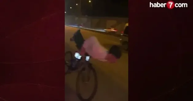 Bisikletli genç otoyolda feci şekilde can verdi! O anlar kamerada
