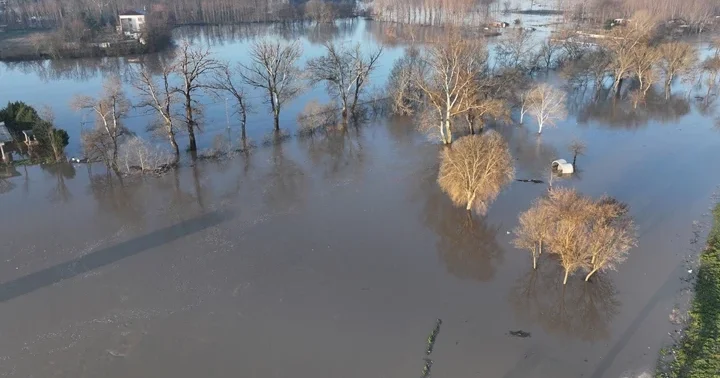 Kırmızı uyarı koduyla izlenen Meriç Nehri nin debisi artıyor! Çok sayıda ekip sevk edildi