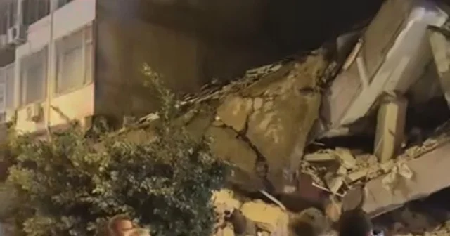 Ağır hasarlı bina, yıkım sırasında çöktü Hatay Haberleri