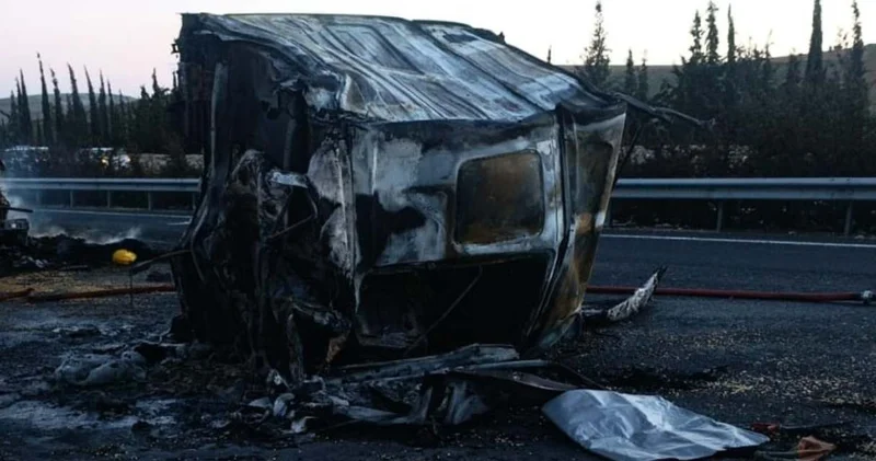 Şanlıurfa da TIR kazası: Alev alan aracın içinde sıkışan sürücü hayatını kaybetti