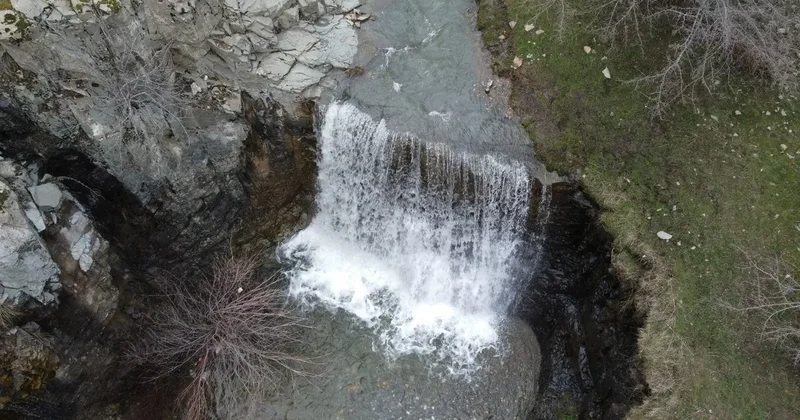 Eriyen kar suları yazın kuruyan şelaleyi yeniden coşturdu