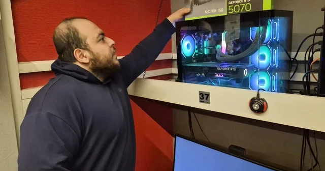 Küresel çip kıtlığı internet kafeleri olumsuz etkiledi İnternet kafe çalışanı Mustafa Çoğal: Çip krizi bilgisayar almayı epey zorlaştırdı 30 bin TL ye toplanabilecek bir bilgisayarın 70 80 bin TL olması bu mesleği zorlaştırdı Eskişehir Haberleri