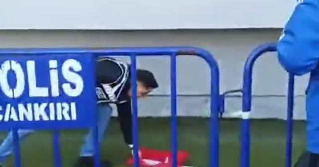 Türk polisinin bayrak sevdası: Tartışma sırasında düşen bayrağı kaldırdı Çankırı Haberleri