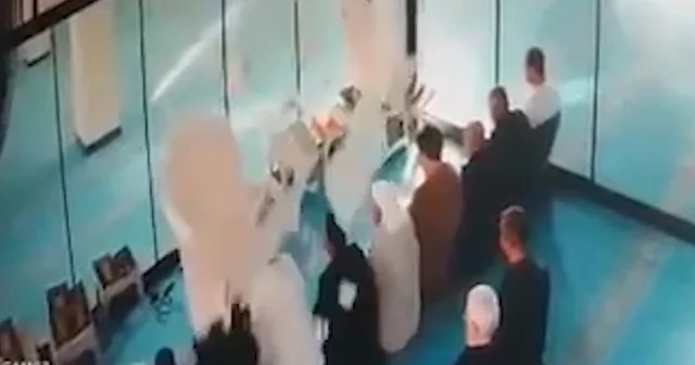 Camide cemaatin üzerine asma tavan parçaları düştü; olay anı kamerada Şanlıurfa Haberleri