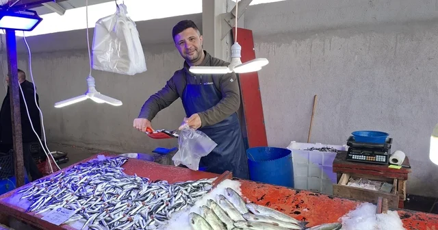 Bu aile üyeleri 60 yıldır ilçe pazarlarında balık satışı yapıyor Kütahya Haberleri