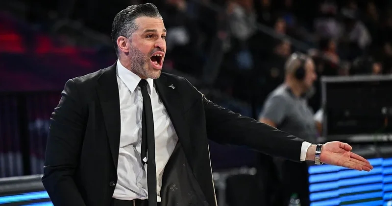 Beşiktaş ın hocası Fenerbahçe derbisi sonrası çılgına döndü