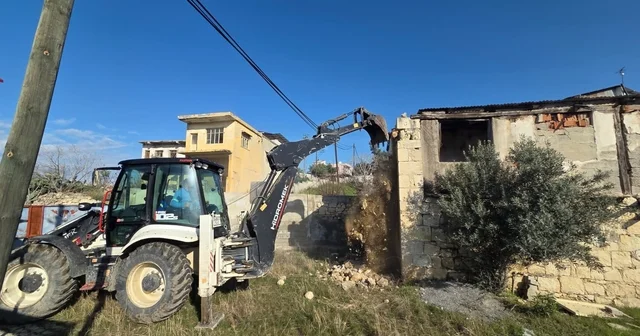 Mersin de çökme riski taşıyan metruk bina yıkıldı Mersin Haberleri