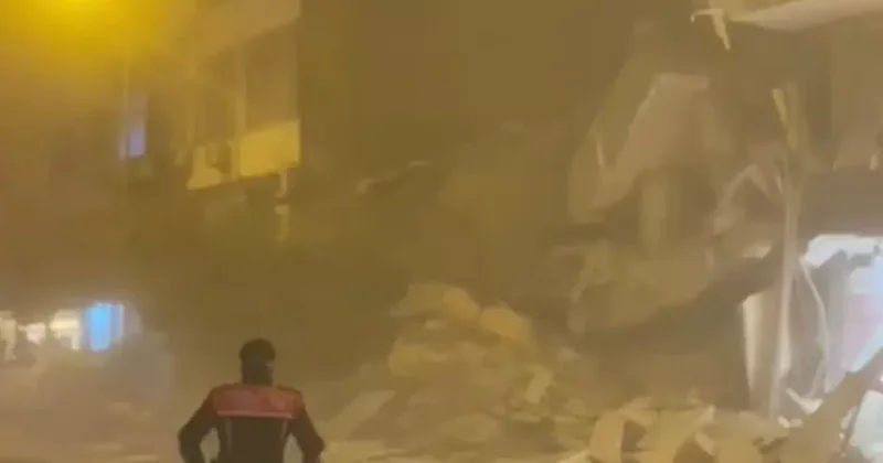 Korku dolu anlar! Depremde hasar gördü, bir anda çöktü