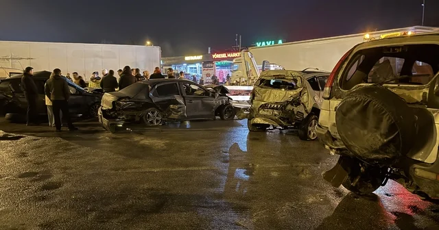 Otoyoldaki feci kazada tır sürücüsü yaşananları anlattı: Gelen vurdu, giden vurdu Yaklaşık 1 kilometre sonra tesiste dinlenecekti, faciayı yaşadı Sakarya Haberleri