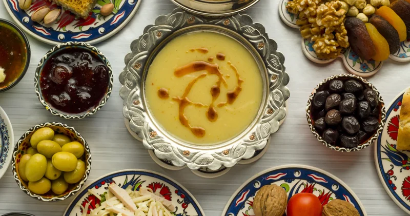 Bugün iftarda ne var? Ramazan bereketini sofranıza taşıyacak 5 nefis tarif: Düğün çorbası ve etli güveç ile lezzet şöleni!