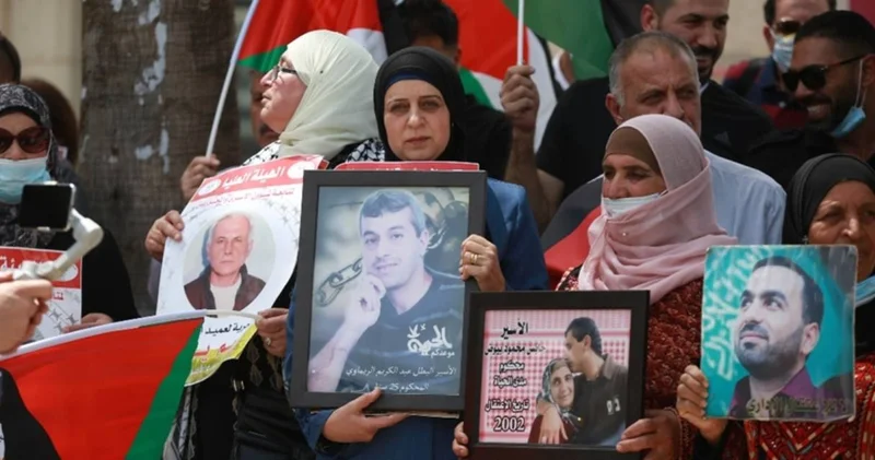 Kızılhaç önünde umut nöbeti: Filistinli esir ailelerinden dünyaya çağrı