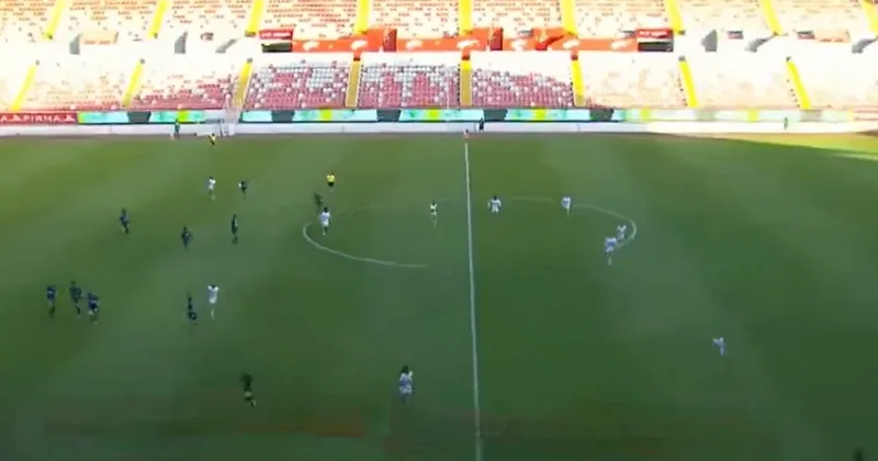 Hakem aniden maçı durdurdu, futbolcular kaçmaya başladı Sözcü Gazetesi