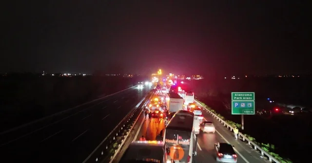 Sakarya da 16 aracın karıştığı zincirleme kazada 4 ü ağır 13 yaralı: Olay yeri böyle görüntülendi Otoyoldaki feci kazaya, köprü altında yakılan lastik dumanının yol açtığı öne sürüldü Sakarya Haberleri