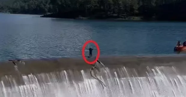 Antalya haberleri Antalya da açık barajda yürekleri ağızlara getiren temizlik çalışması! O anlar kamerada 23 Şubat 2026