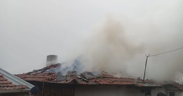 Sındırgı da bitişik iki ev alevlere teslim oldu: 1 yaralı Balıkesir Haberleri