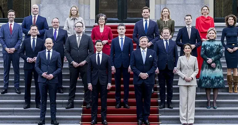 Hollanda da yeni azınlık hükümeti yemin etti