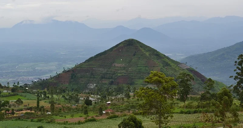 Sadece bir dağ sanılıyordu ama altından dev bir yapı çıktı: Doğal değil Sözcü Gazetesi
